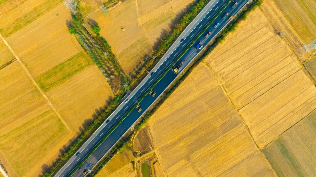 揚(yáng)民族自信！徐工成套瀝青路面裝備助力家鄉(xiāng)高速建設(shè)！