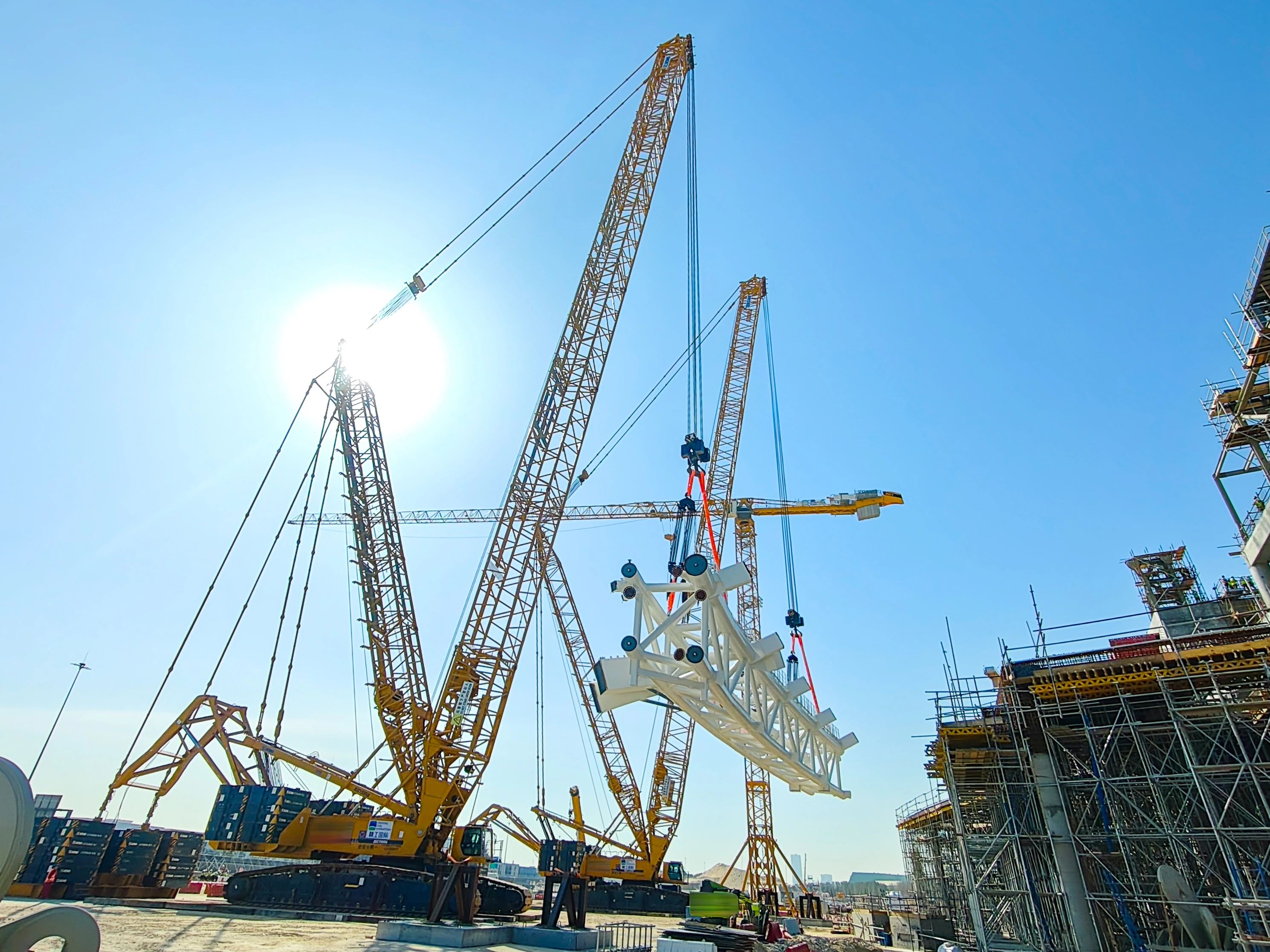 毫米級精度托舉世界杯夢想——徐工履帶起重機奮戰沙特！