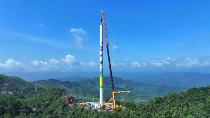 402噸重載轉場！全球第一吊“輕松駕馭”崎嶇山路