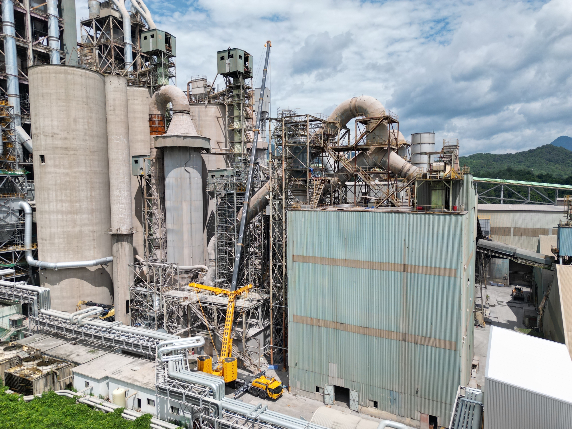 高效精準，穩如磐石——徐工XCA450_K全地面起重機助力現代水泥廠核心設備吊裝