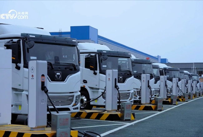 在中國(guó)物流之都，徐工超充重卡“15分鐘滿電”