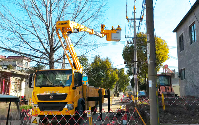 帶電作業(yè)“零打擾”！徐工GKJH18C絕緣斗臂車“護航”河南鄉(xiāng)村電網(wǎng)