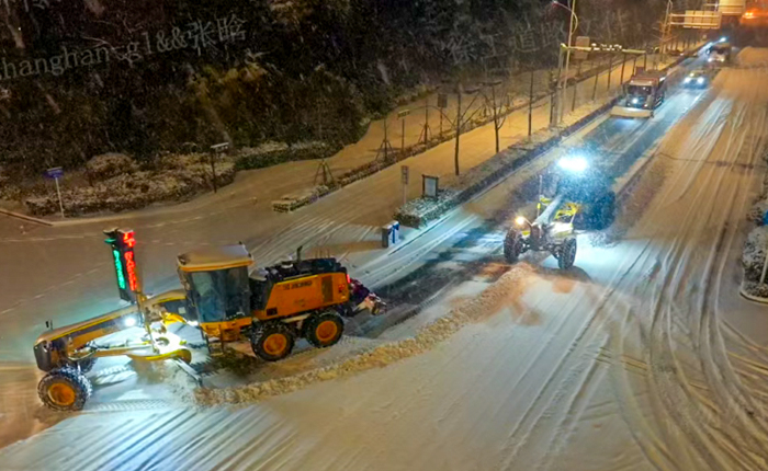 暴雪來(lái)襲！數(shù)十臺(tái)平地機(jī)集體出動(dòng)，守護(hù)出行安全