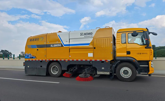馭風(fēng)前行，凈在掌握！徐工高速清掃車太佳高速顯實(shí)力！