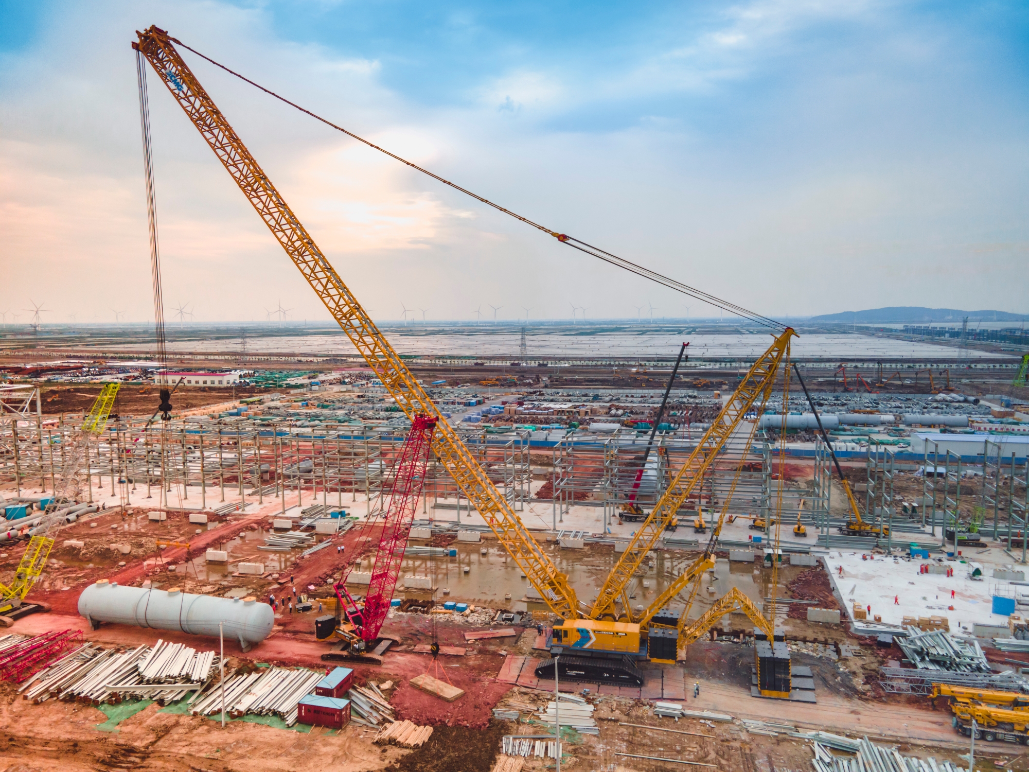 “巨艦”超新星！全球首臺徐工XLC26000閃耀海濱！