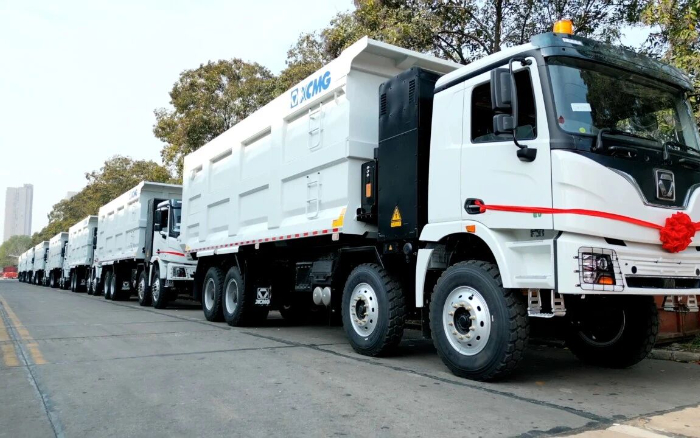 徐工純電動(dòng)自卸車列隊(duì)出海，助力當(dāng)?shù)孛禾窟\(yùn)輸綠色轉(zhuǎn)型